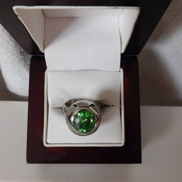 Ladies "Choice" Emerald Green Colored Cocktail Ring - Picture 1 of 7